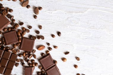 Kahve ve açık renkli kakao fasulye lezzetli çikolata