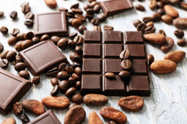 Lezzetli çikolata kahve ve kakao çekirdekleri masada