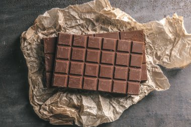 Parşömen, üstten görünüm üzerine çikolata bar