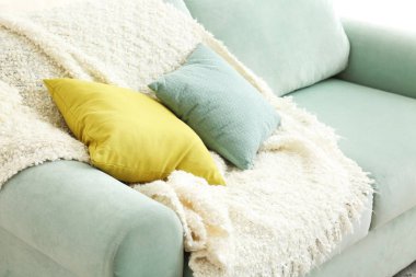 Ekose koltuk üzerinde ile yastık