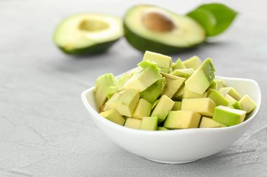 Adet tablo taze avokado ile kase