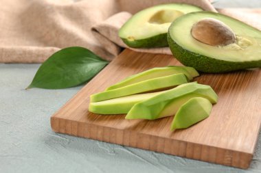 Ahşap tahta üzerinde avokado dilimlenmiş