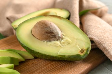 Ahşap tahta üzerinde taze avokado yarısını