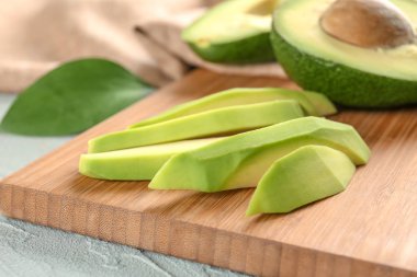 Ahşap tahta üzerinde avokado dilimlenmiş