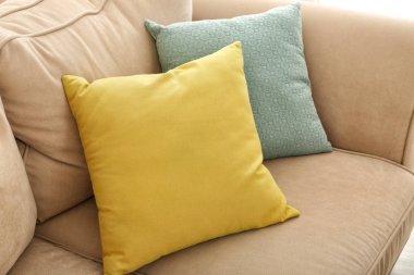 Rahat oturma grubu oturma odasında yumuşak yastık