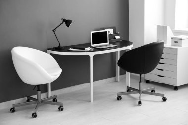 Ofiste tabloda dizüstü bilgisayar ile şık işyeri