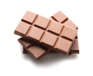 Beyaz arka planda lezzetli sütlü çikolata parçaları.