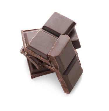 Beyaz arka plan üzerinde koyu lezzetli çikolata parçaları