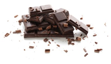 Beyaz arka plan üzerinde koyu lezzetli çikolata parçaları