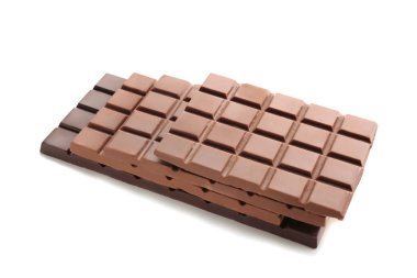 Süt ve beyaz arka plan üzerinde koyu çikolata bar