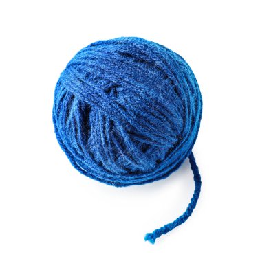 Beyaz arka plan üzerinde iplik örgü topu