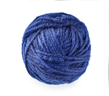 Beyaz arka plan üzerinde iplik örgü topu