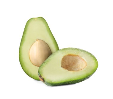 Beyaz arka plan üzerinde olgunlaşmış avokado yarısını