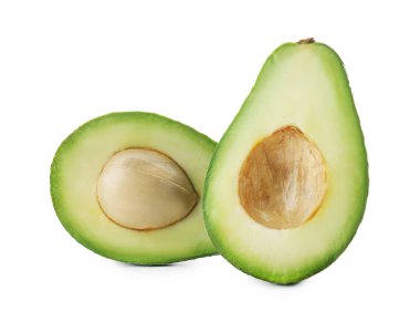 Beyaz arka plan üzerinde olgunlaşmış avokado yarısını