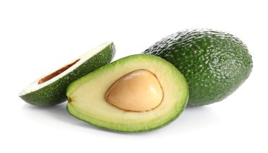 beyaz zemin üzerinde olgunlaşmış avokado