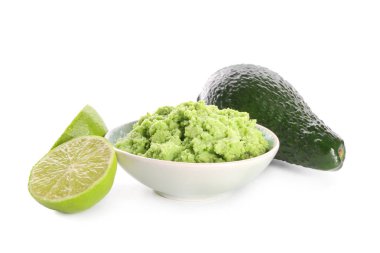 Beyaz zemin üzerine lezzetli guacamole ile kompozisyon