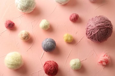 Renkli arkaplanda örgü ipliği topları