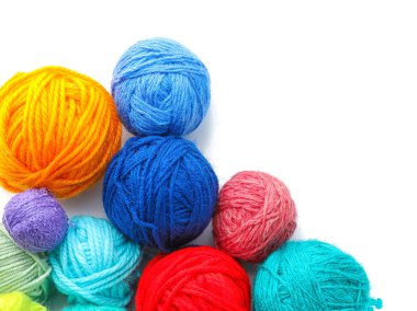 Beyaz arka plan üzerinde iplik örgü kümesi