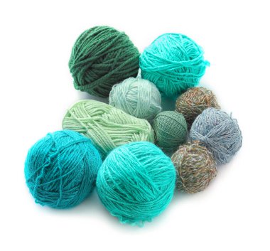 Beyaz arka plan üzerinde iplik örgü kümesi