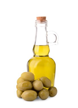 Şişe petrol ve beyaz zemin üzerine zeytin ile