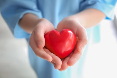 Kırmızı kalp, closeup tutan çocuk. Sağlık kavramı