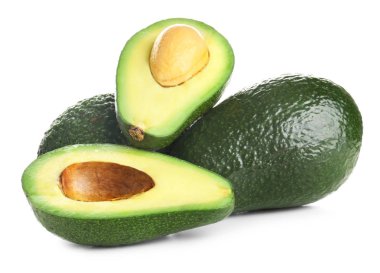 beyaz zemin üzerinde olgunlaşmış avokado