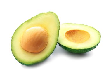 Beyaz arka plan üzerinde olgunlaşmış avokado yarısını