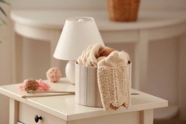 Topları ve giysi masada örgü ile boks