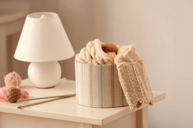 Topları ve giysi masada örgü ile boks