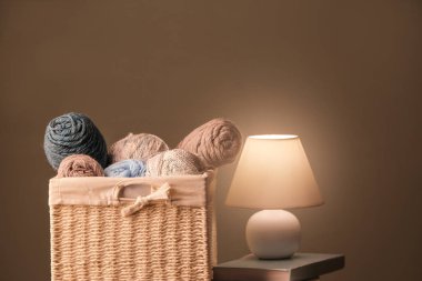 Konu gri arka plan üzerinde örgü ile hasır sepet