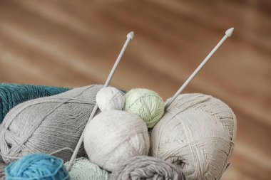 Konu üzerinde arka plan bulanık iğneler ile örgü