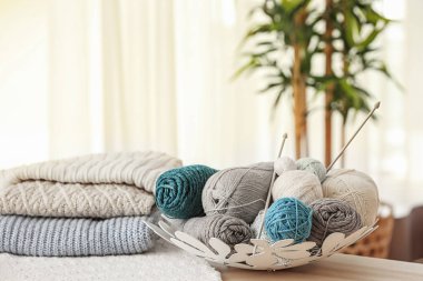 Konu masada örgü ile plaka