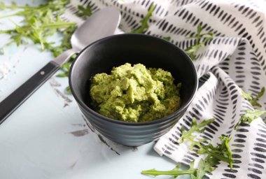 tablo üzerinde kase taze guacamole