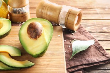 Kesme tahtası üzerinde taze doğranmış avokado
