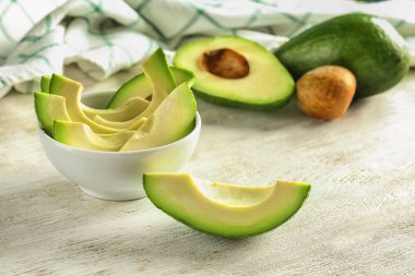Tablo taze doğranmış avokado