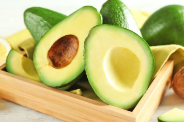 Tablo taze doğranmış avokado ile kutu