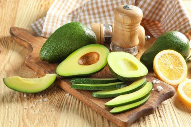 Taze doğranmış avokado ve limon masada