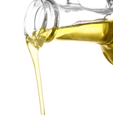Beyaz arka plan üzerinde taze zeytin yağ boşaltma