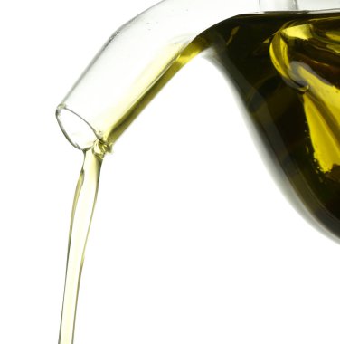 Beyaz arka plan üzerinde taze zeytin yağ boşaltma