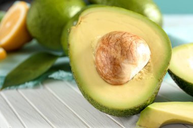 Taze kesilmiş masada, closeup avokado