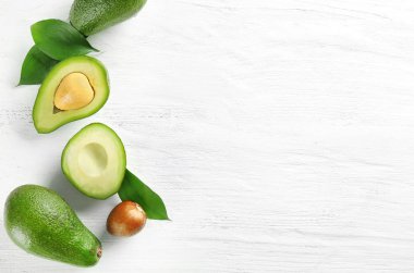 Beyaz arkaplanda olgun avokadoların bileşimi