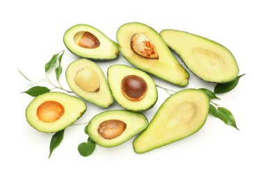 Beyaz arka plan üzerinde olgunlaşmış avokado yarısını