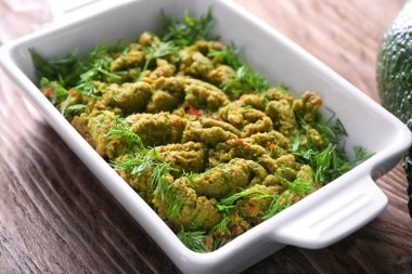 Ahşap masa, closeup üzerinde lezzetli guacamole ile güveç