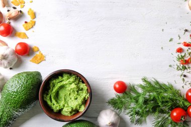 Ahşap arka plan, üstten görünüm üzerinde lezzetli guacamole ile kompozisyon