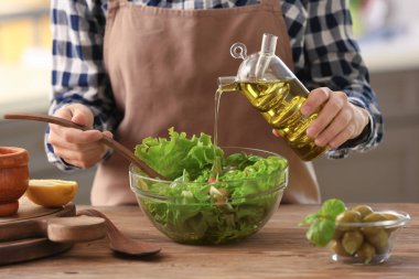 Tablo taze sebze salata bir kase içine zeytinyağı ekleyerek kadın