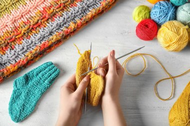 Kadın örgü çorap masada