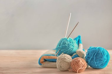 Açık renkli karşı masada iğneler ile iplik örgü