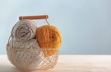 Tablo renkli arka plan üzerinde iplik örgü ile sepeti