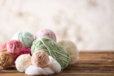 Renkli örgü iplik ahşap tablo