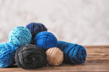 Renkli örgü iplik ahşap tablo